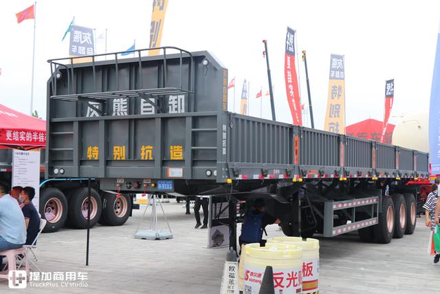 拉砂石料自卸车