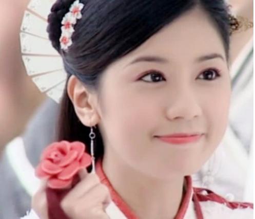 孙志浩:贾静雯女儿过16岁生日，生父孙志浩与后妈出镜，吻其脸颊显亲密