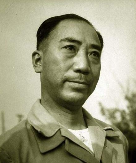伪军中将给粟裕送了盒烟，粟裕发现不对大喊：部队集合，电台关闭