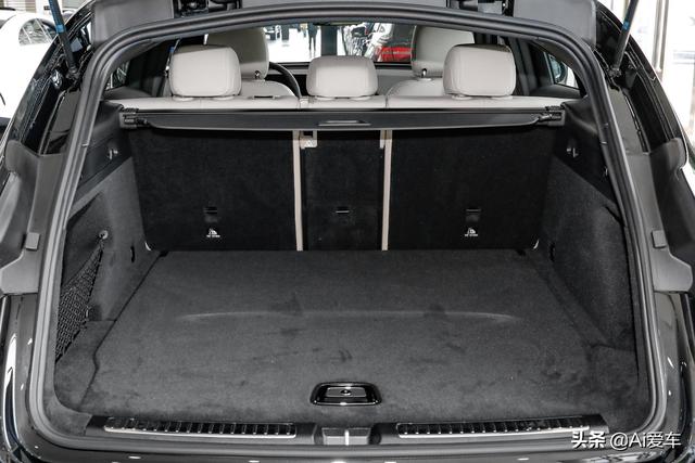 奔驰家的纯电中型SUV，跑高速跑城市都轻松省钱，到店实拍奔驰EQC