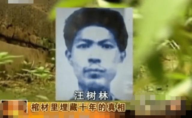 父亲无故死亡，儿子忍辱负重十年，成年立马验尸，母亲被送入监狱