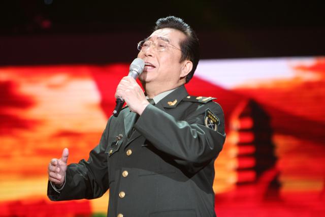 82岁李双江现身饭局，心情好高歌一曲现场掌声不断，却惹网友吐槽
