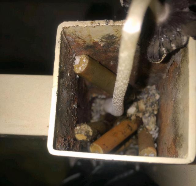 福建一高校女生床头柱掉烟头，满满4大袋，网友：谁说女子不如男