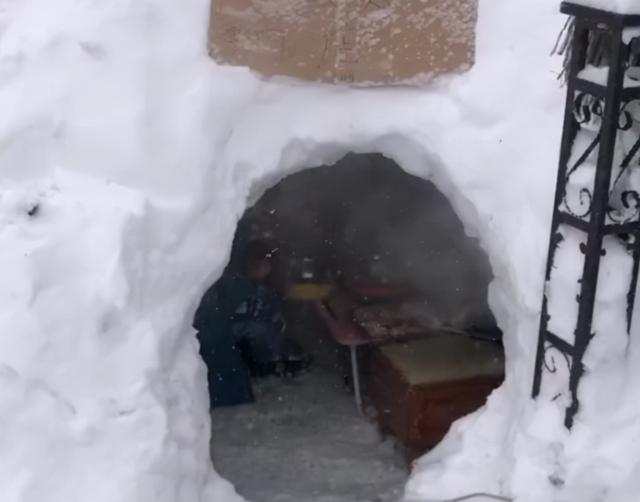 会玩！黑龙江一男子特意给孩子造雪屋，备好食材坐里面吃火锅