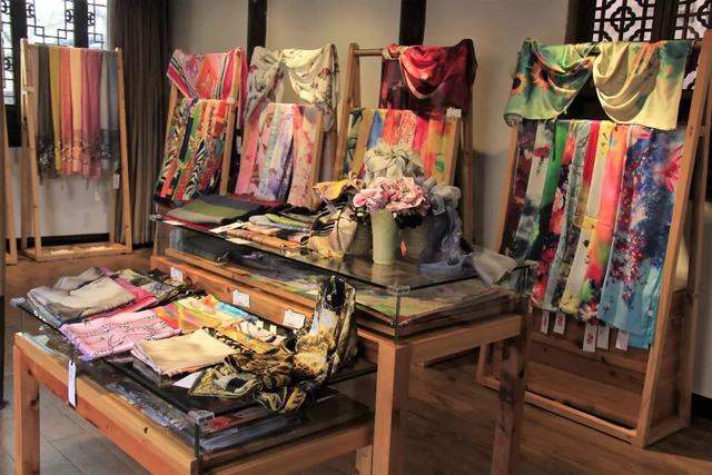 春蚕的象征意义是什么（春蚕的寓意及丝绸的文化价值）