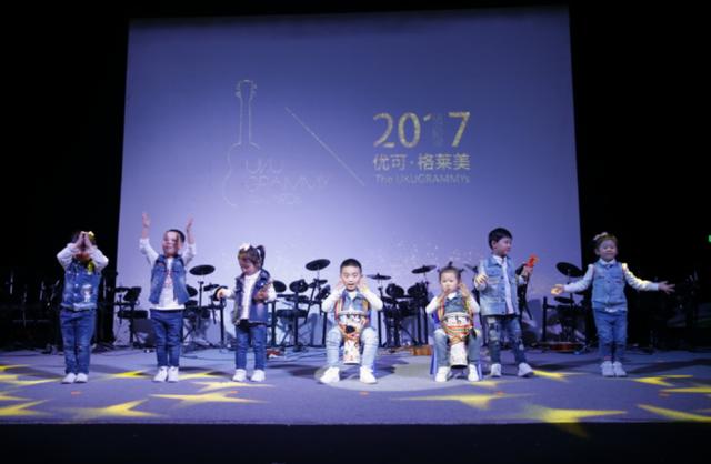 四、五岁的孩子可以轻松站上舞台，能说会道，能演会唱