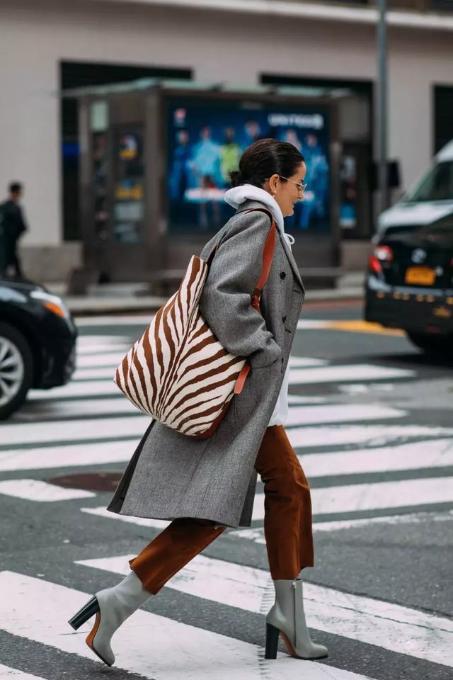 大衣怎么搭配包包(冬天穿大衣配什么包包好看)