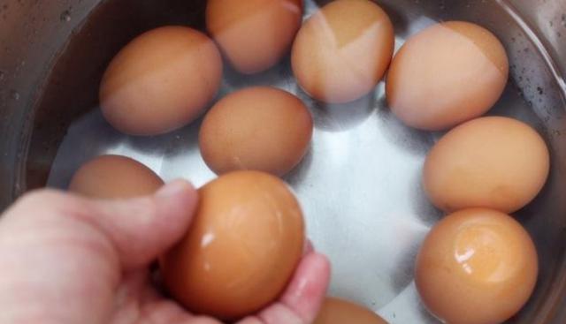 一天一个鸡蛋，26岁快递员患上胃癌，医生：这种“鸡蛋”怎能常吃