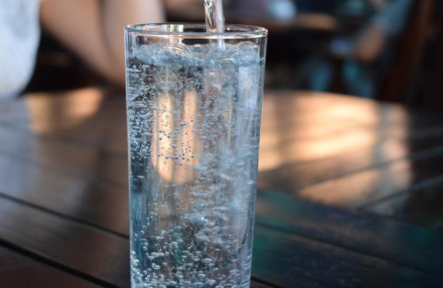 钯玛寿山泉：低钠矿泉水对人体都有哪些好处？适合什么人群喝？