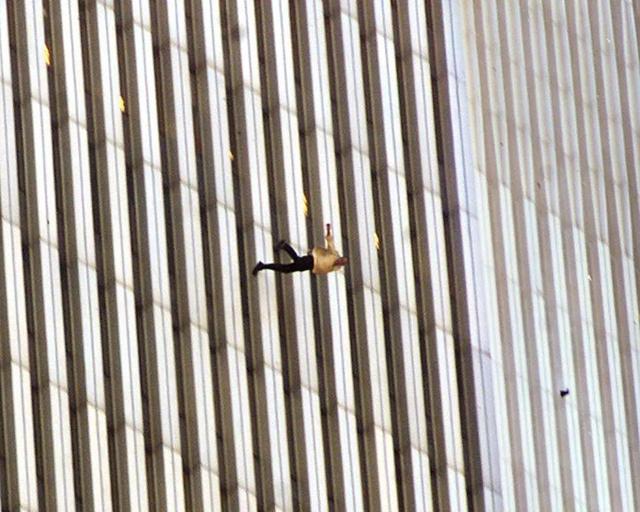 911事件20周年：坠落的人