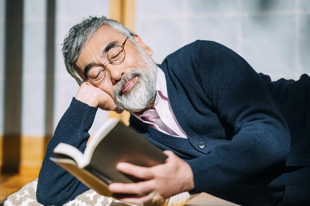 老年人初冬养生，做好4点，常吃3种食物，健康过冬