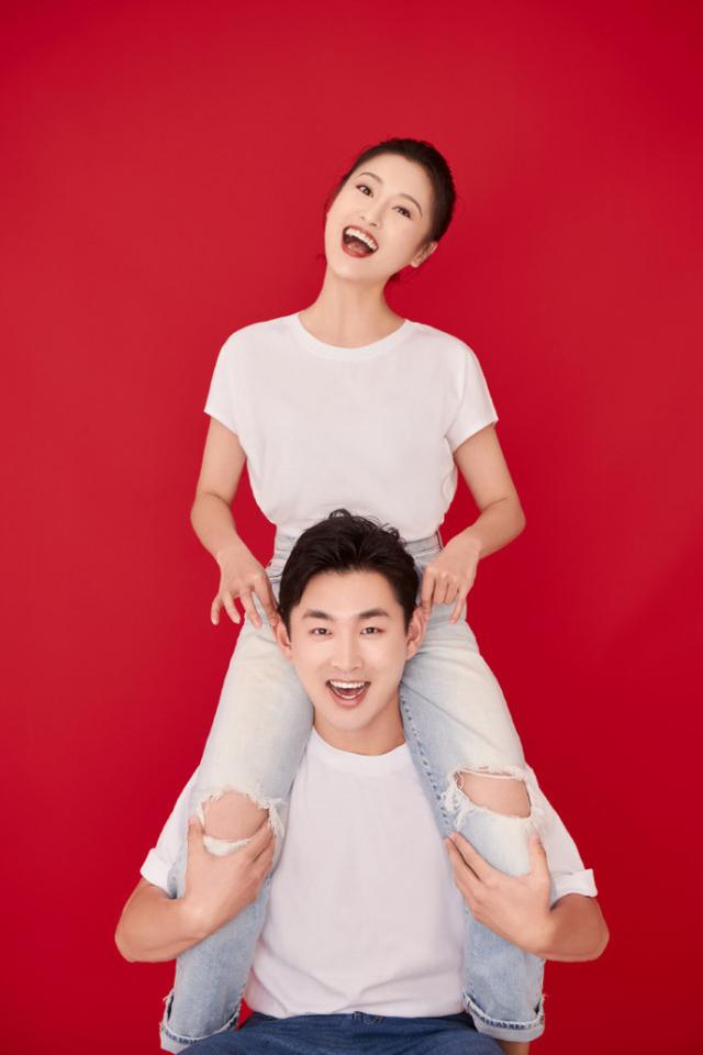 新婚夫妇真甜蜜艾佳妮卡指着黑色庆祝王彦霖的生日甜甜地叫着丈夫狗皮