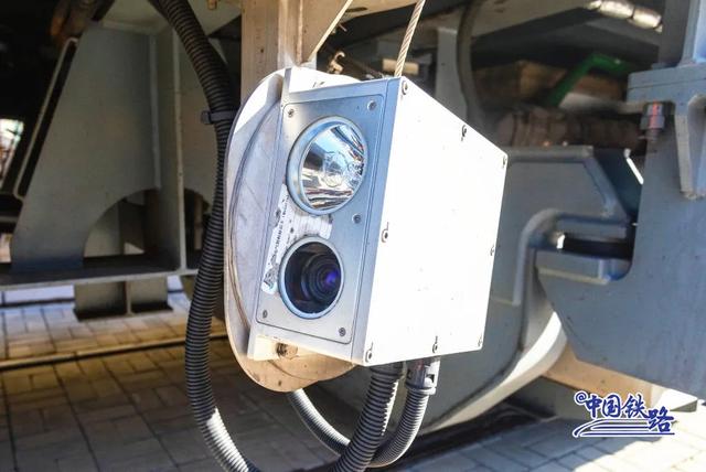 这趟火车只有一节车厢，带卧铺！还配5个司机！