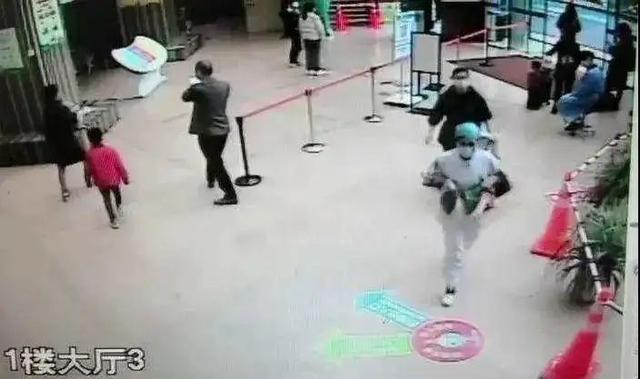 一岁半宝宝抽搐倒地，她抱起孩子直冲抢救室，比亲妈还快