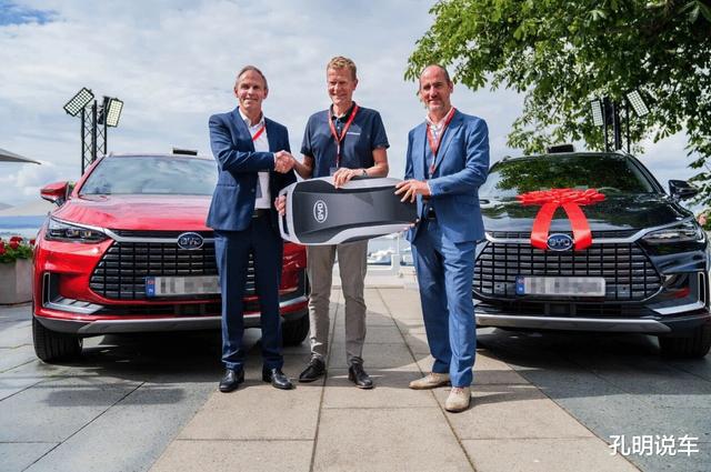 比亚迪唐欧洲交车，篆体汉字标换成英文，旋转大屏让挪威车主夸赞