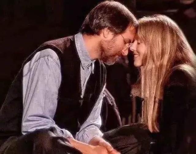 10年前乔布斯去世，60亿美元的遗产都给了她，她说要全部捐出去