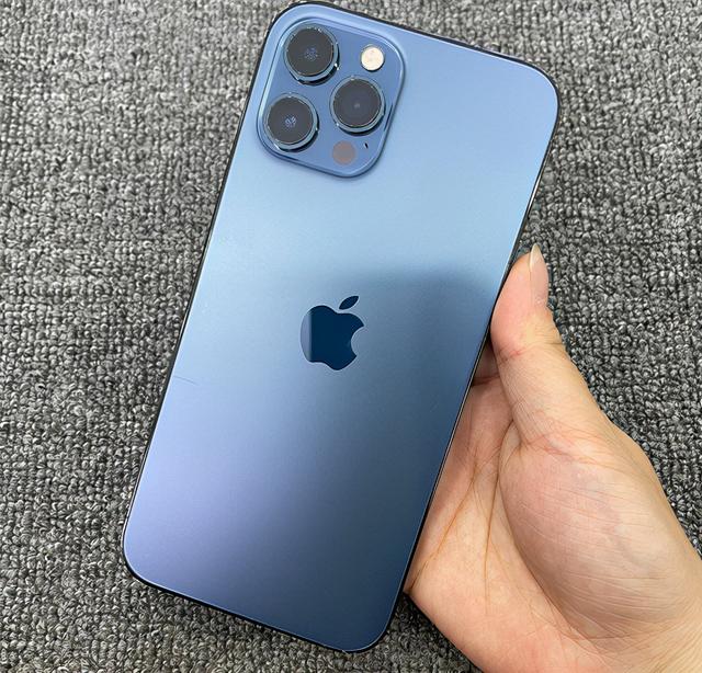 六千预算，你是选择丐版iPhone 13还是选择顶配版iPhone 12 Pro Max？