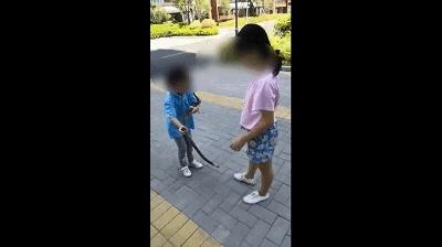 爸爸让俩女儿在小区内遛蛇练胆 邻居 心脏病都要犯了