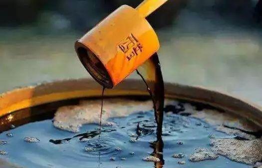 整天吹空调湿气重？晚上泡脚在水中撒点艾草，防蚊去湿一次搞定！