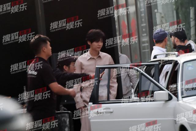 「重要提示」关晓彤北京拍戏鹿晗探班(关晓彤现身五哈探班鹿晗)