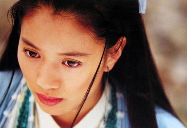 电视剧《笑傲江湖》饰演女主角任盈盈令人羡慕的神仙恋情在袁咏仪受