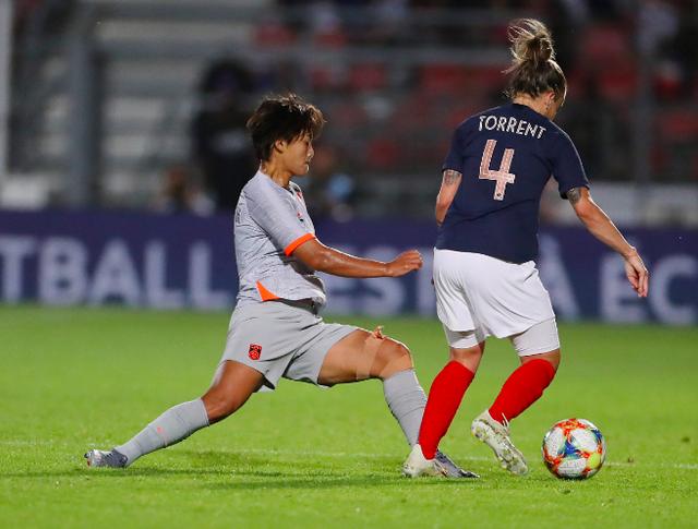 世界杯前最后一场热身，中国女足1比2不敌东道主法国