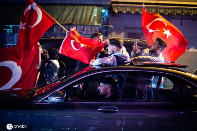 土耳其完胜世界杯冠军法国，上万球迷涌上街头庆祝