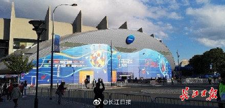 中国1:0南非:球迷很开心,五星红旗挥舞起来