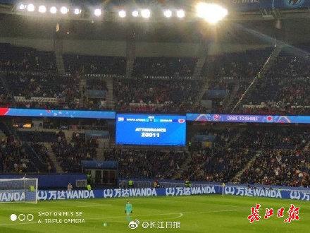 中国1:0南非:球迷很开心,五星红旗挥舞起来