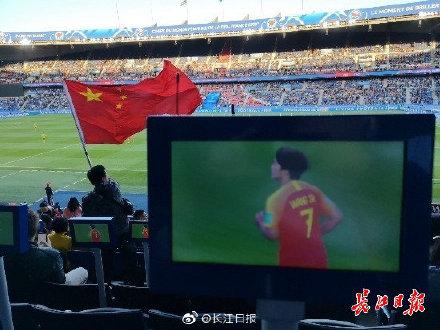 中国1:0南非:球迷很开心,五星红旗挥舞起来
