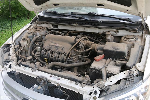 比亚迪l3的发动机舱看上去比较简陋,毕竟车型定位也不高.