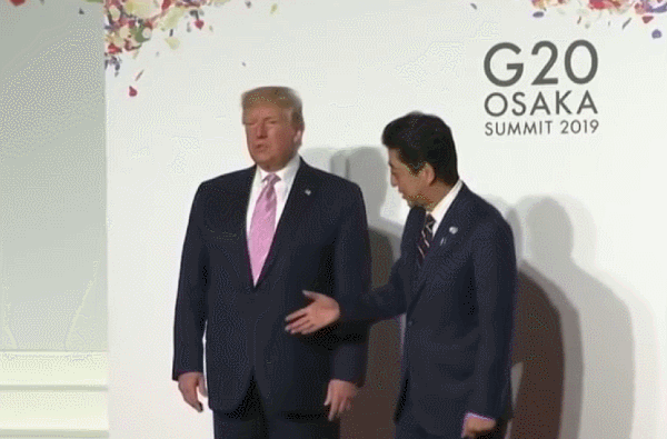 当G20东道主安倍向特朗普伸出手 场面一度尴尬