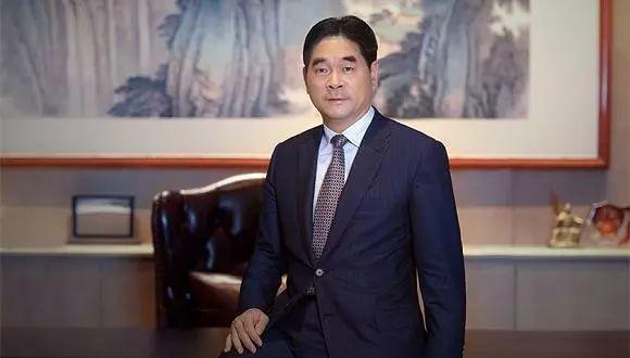 长移民加拿大新城控股实控人王振华已取得香港居王振华和周燕芬合影