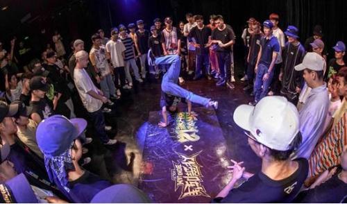 最爱单腿跳舞(女人独腿跳舞)