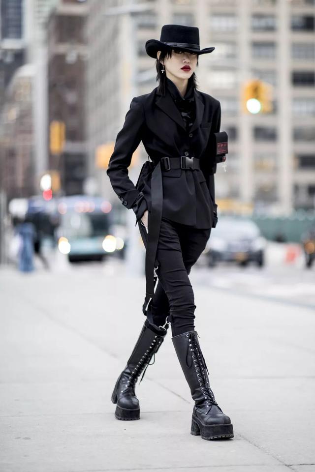 特别在搭配的时候,只要没灵感了,就会立刻拿出黑色的衣服穿.