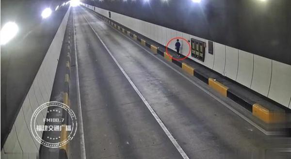 小孩子吵架要离家出走(梦见和父母吵架离家出走)