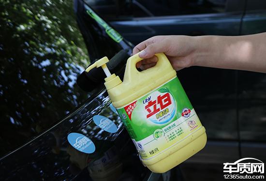 贴纸怎么去除不伤车漆(怎么清除车漆贴纸)