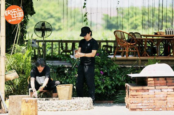 张子枫欧阳娜娜友情:《向往4》黄磊郑钧老狼回忆峥嵘岁月 欧阳娜娜张子枫友情感人心