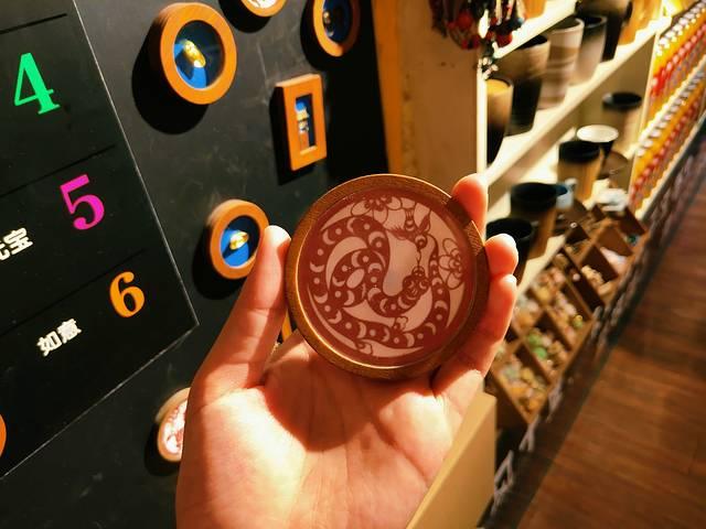 平遥古城纪念品其实大同小异,各式装饰品,牛肉等.