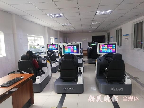 “游戏”打通了再开真车。上海很多驾校都推出了“智能驾驶培训”
