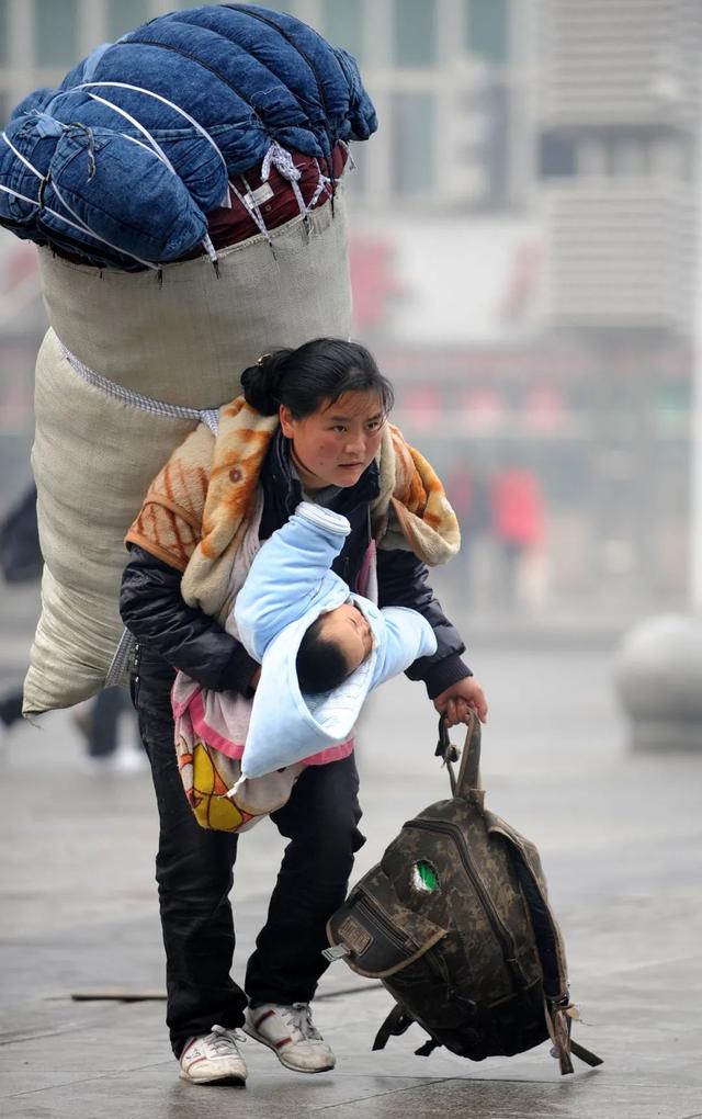 梦见被男人背着走路什么意思