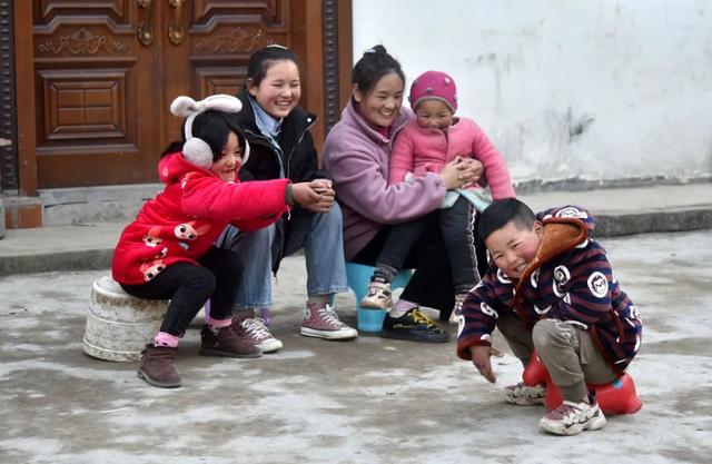 梦见被男人背着走路什么意思