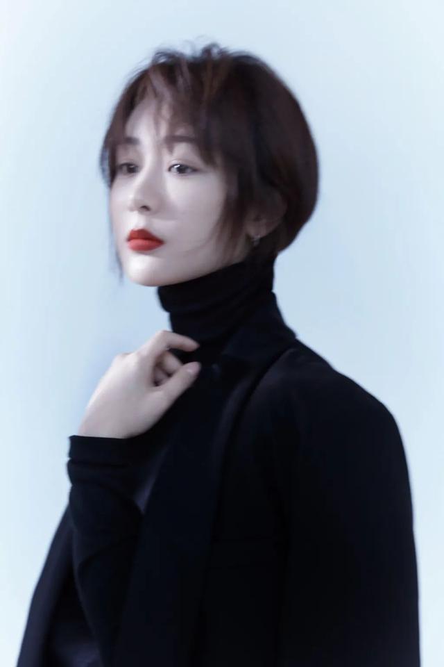 利落的lob短发配职业感淡妆,整个人荷尔蒙爆棚,看来杨紫这次的转型并