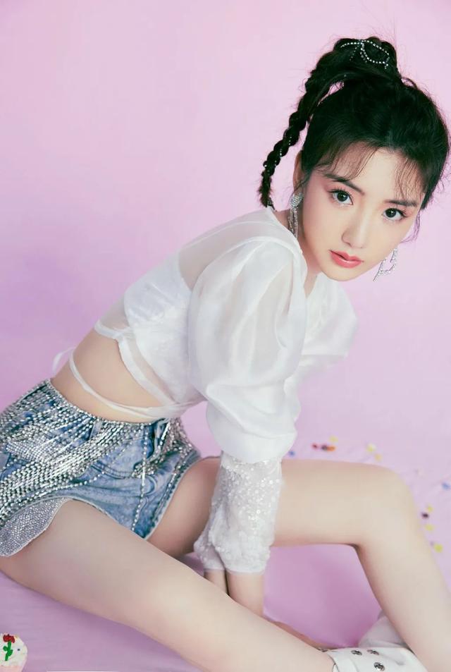 杨紫又美又飒照(杨紫着连体西装现身飒爽帅气)