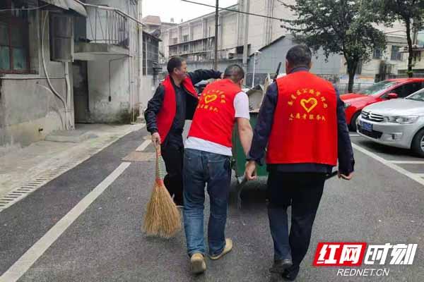 汽车工程党员展卫生大扫除