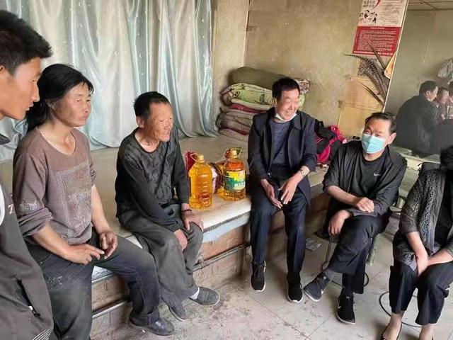 通辽市148指挥中心第一法律服务所党支部开展“送温暖、献爱心”主题党日活动