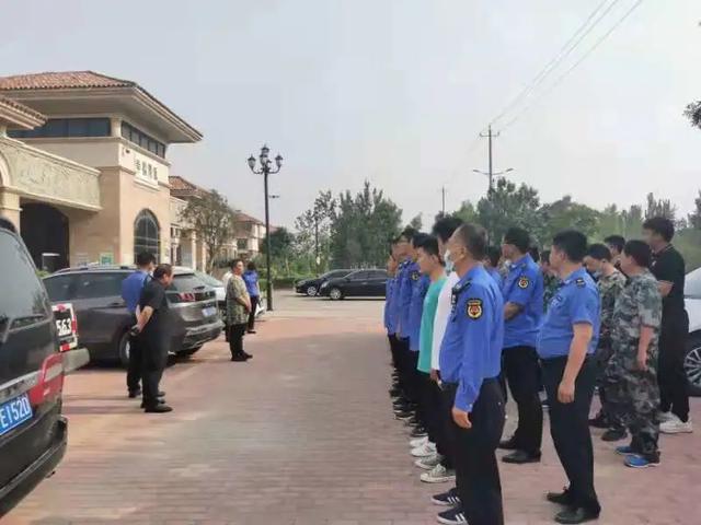 挖掘机破碎机拆房子