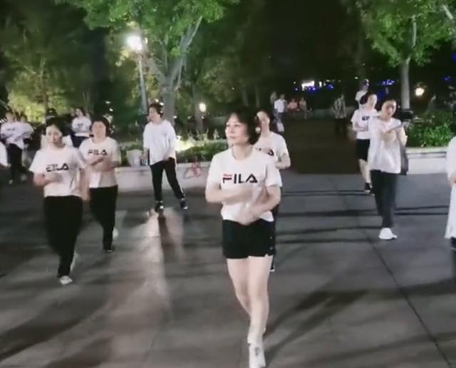 广场舞大妈来跳舞(广场舞大妈跳舞大全)
