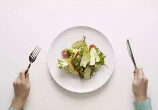 吃得越少活得越久？你要的科学解释来了