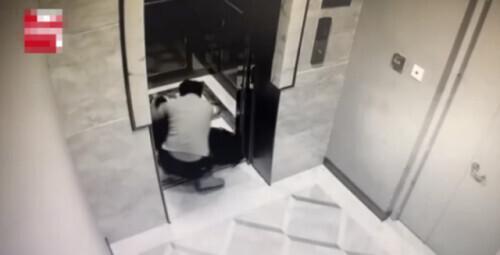 从健身房出来，男子只能爬进电梯